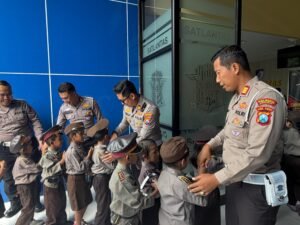 Polisi Sahabat Anak : Polresta Sidoarjo Edukasi Tertib Lalu Lintas Sejak Dini